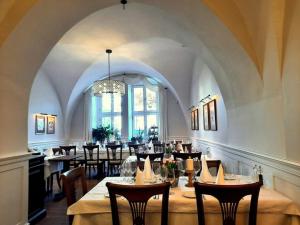 a large room with tables and chairs in a restaurant at Hotel Unstruttal in Freyburg
