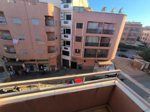 Oulad Hamdaneにあるولاد حمدانのアパートメントビルのバルコニーから景色を望めます。
