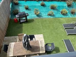 an overhead view of a pool with a table and chairs at Gîte Zen Lonora in Créhange