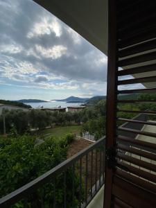 a balcony with a view of the water at Green olive 1 in Pržno