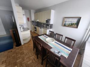 O bucătărie sau chicinetă la Kodikas huoneisto, siivouspalvelulla +5 fotografii