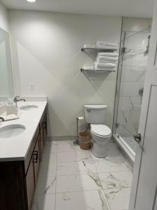 une salle de bain blanche avec toilettes et douche dans l'établissement Lakeview Hills Golf & Resort, à Lexington