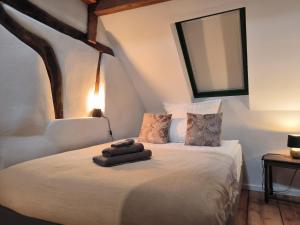 une chambre avec un lit avec deux serviettes dessus dans l'établissement petite maison am Mühlenberg, à Monschau