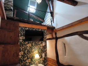 une pièce avec un mur avec un motif floral dessus dans l'établissement petite maison am Mühlenberg, à Monschau