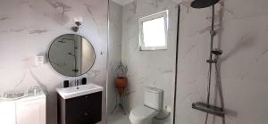 Kúpeľňa v ubytovaní Villa Irene, Lindos 10 mins