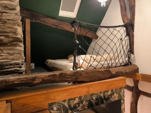 une chambre avec un lit dans une pièce dans l'établissement petite maison am Mühlenberg, à Monschau 26 autres photos