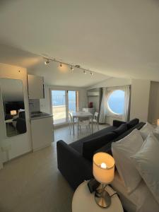 een woonkamer met een bank en een tafel bij Pollina Suites & Apartments in Pollina