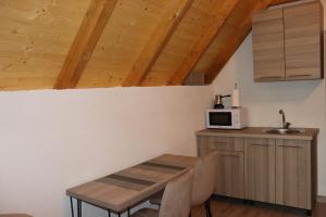 Kuchyň nebo kuchyňský kout v ubytování Chalet Kujta
