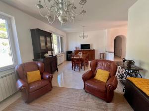 a living room with two leather chairs and a table at Villa Marcella - Near 5 Terre - Holiday Apartment in Serralta