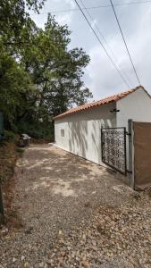 Το κτήριο όπου στεγάζεται  η παραθεριστική κατοικία