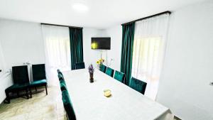 TV a/nebo společenská místnost v ubytování Cabana din Deal