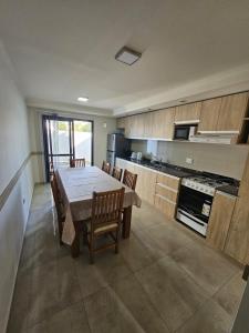 Η κουζίνα ή μικρή κουζίνα στο Miralejos Apart Triplex