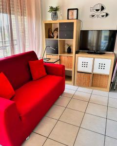 A television and/or entertainment centre at Casa Silvia - Accogliente appartamento a 5 minuti dalla stazione di Pescara Portanuova
