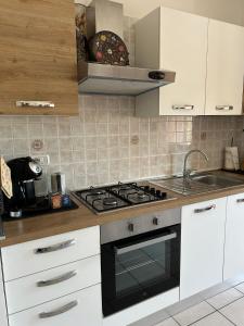 A kitchen or kitchenette at Casa Silvia - Accogliente appartamento a 5 minuti dalla stazione di Pescara Portanuova