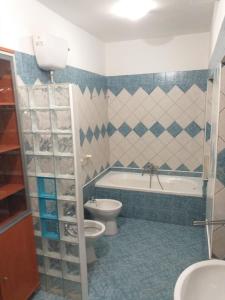 a bathroom with a toilet and a tub and a sink at Villino indipendente con cortile privato 4 p letto - Sul Mare vicino Aeroporto e Fiera in Fiumicino