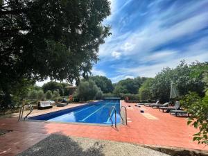Bazén v ubytovaní Hotel Mas Pelegri alebo v jeho blízkosti