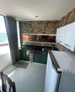 una cucina con frigorifero e piano di lavoro di FLAT MORRO Vista panorâmica 1praia a Cairu