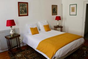 Châteauneuf-sur-CharenteChambre d'hôte AMELIE的一间卧室，有一张大床，配有两盏灯