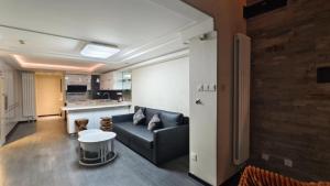 Una cocina o cocineta en Chaoyang Joy City Hardcover Apartment
