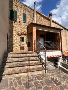 a brick building with stairs in front of it at Casa maride in Buriano
