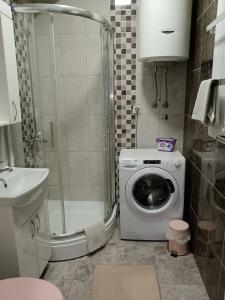 A bathroom at Apartman Petreš