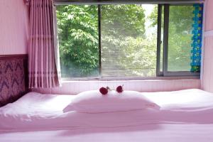 Llit o llits en una habitació de 武当山仙山旅馆景区内店
