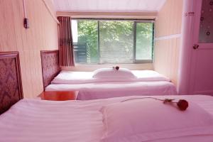 Llit o llits en una habitació de 武当山仙山旅馆景区内店