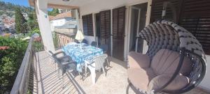 a patio with a table and chairs on a balcony at VuBra in Ulcinj