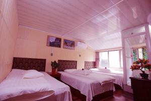 Llit o llits en una habitació de 武当山仙山旅馆景区内店