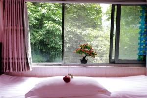 Llit o llits en una habitació de 武当山仙山旅馆景区内店