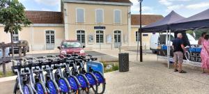 a group of bikes parked in front of a building at Annexe du pont de la Charente Côté jardin in Châteauneuf-sur-Charente
