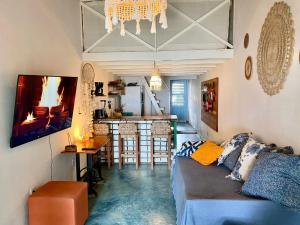 a living room with a couch and a tv at La Moni- Casa frente ao Mar-Sea View in Prea
