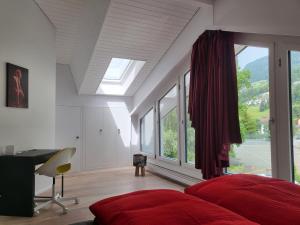 Rigi Paradise in Vitznau, Lake access, Ferry Terminal, Rigibahn, Restaurants all 2 minutes walking distance的休息区