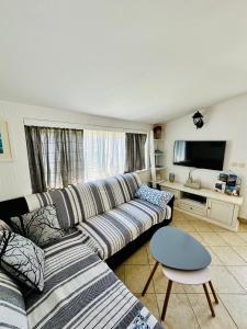ein Wohnzimmer mit Couch und Flachbildfernseher in der Unterkunft Bila lucica in Primošten