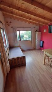 Cette grande chambre comprend un lit et une table. dans l'établissement CABAÑA EN BARILOCHE, à San Carlos de Bariloche