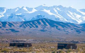 an open field with mountains in the background at Cabañas del globero in Uspallata