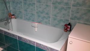 eine Badewanne mit einem Wasserhahn im Bad in der Unterkunft Charmante maison dans village in Champcueil + 11 Fotos