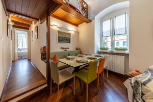 a dining room with a table and chairs at PETITE PARAGGI Vista e Comodità sul Mare in Santa Margherita Ligure