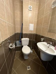 Bilik mandi di 2 bedroom apartment Sveti Vlas with 2 balconies and sea views +34 gambar