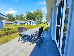 a table and chairs on the porch of a house at Seeschwalbe 329 in Mirow