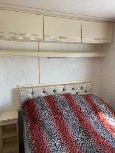 Łóżko lub łóżka w pokoju w obiekcie Domek letniskowy