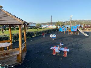 un parco con area giochi con scivoli e area giochi di NRH Cannigione Sunrise Rooftop a Cannigione