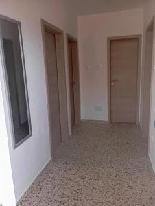 ein leeres Zimmer mit zwei Türen und einem Teppich in der Unterkunft House Daniela in Omišalj
