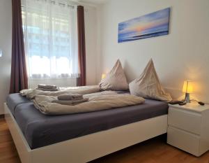 Postel nebo postele na pokoji v ubytování Die kleine Auszeit Appartementanlage Wiking - nur wenige Schritte zum Meer