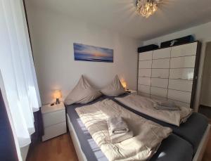 Postel nebo postele na pokoji v ubytování Die kleine Auszeit Appartementanlage Wiking - nur wenige Schritte zum Meer
