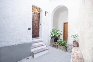 una entrada a una casa con escaleras y una puerta en Garibaldi 149 - Wide two bedrooms flat - ItalyWeGo, en Perugia