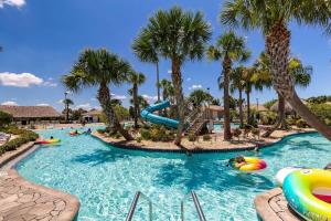 einen Pool in einem Resort mit Palmen und Rutschen in der Unterkunft NEW Disney Golf Private Pool Gym Waterpark Resort in Kissimmee + 79 Fotos