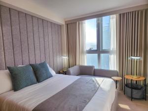 Katil atau katil-katil dalam bilik di LUXESTAYSMNL STYLISH FAMILY 2BR SUITE POOLGYM 400MBPS WIFI NETFLX Amazing City View