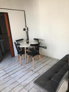 BurzacoにあるApartamento Adrogueのランプ付きの部屋(テーブル、椅子付)