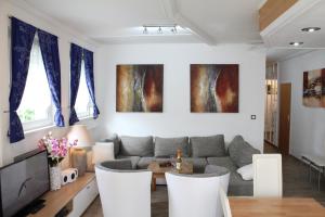 - un salon avec un canapé et une table dans l'établissement City Ferienhaus Vulkaneifel, à Daun